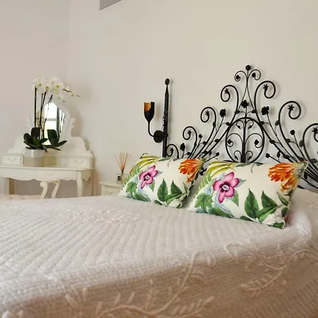 Mas Du Perthus Bed & Breakfast