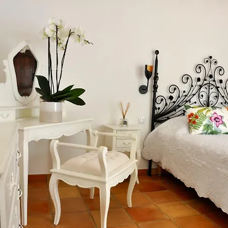 Mas Du Perthus Bed and Breakfast